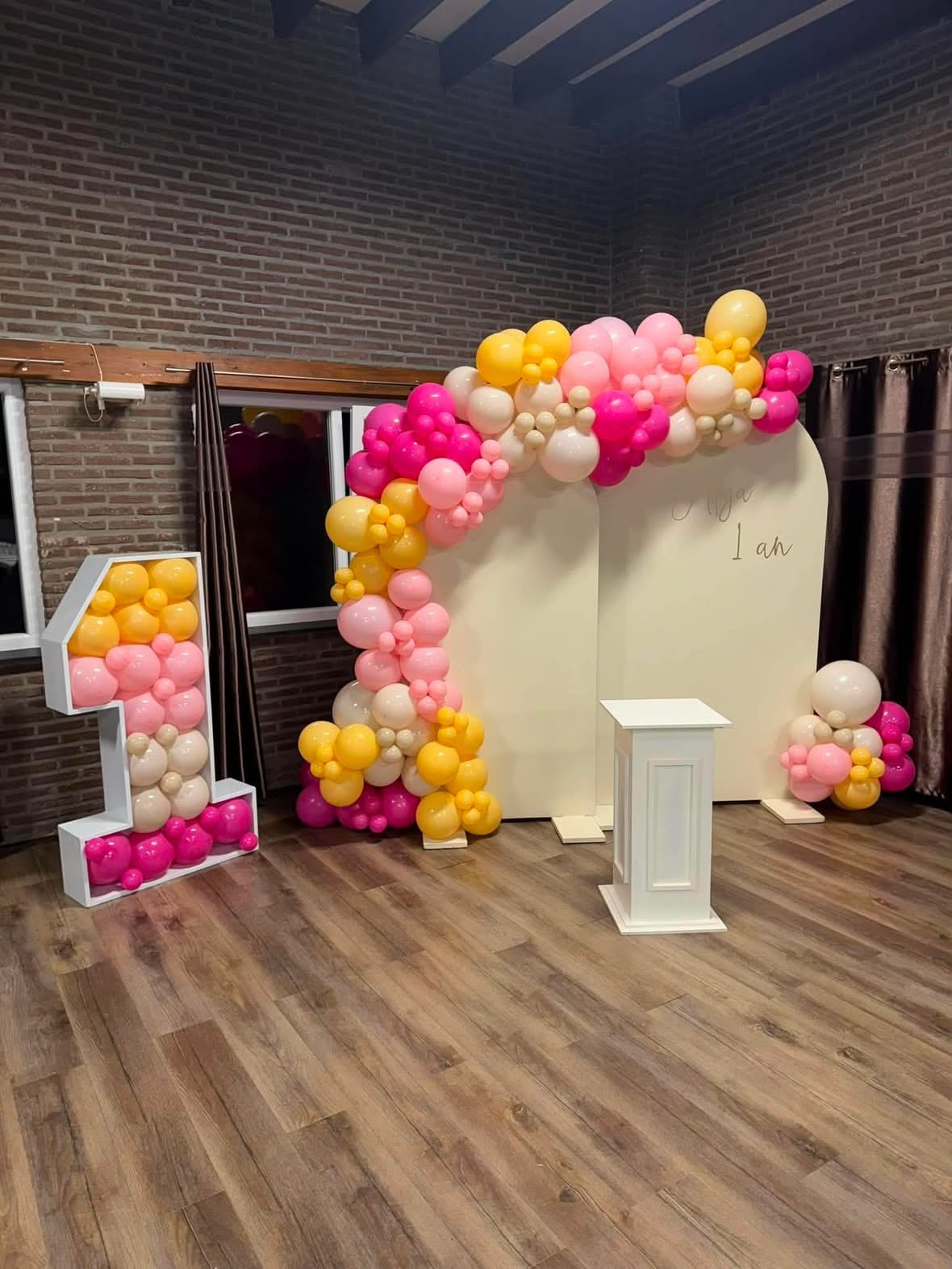 Décor 1 an rose et jaune avec chiffre géant en ballons