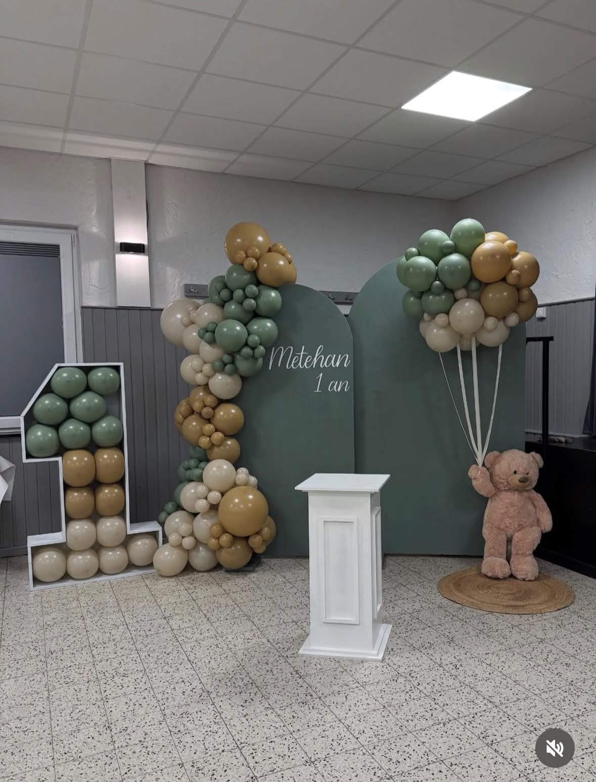 Décor 1 an vert sauge avec chiffre géant en ballons et ourson